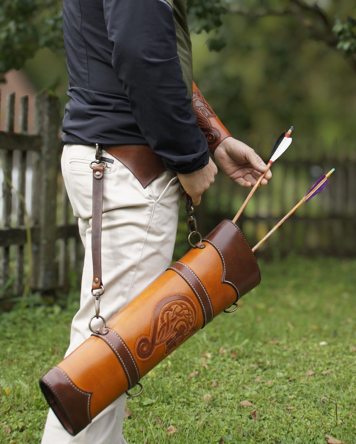 Traditioneller Leder-Köcher – handgefertigt, mit Punzierung - keltischer Wolf