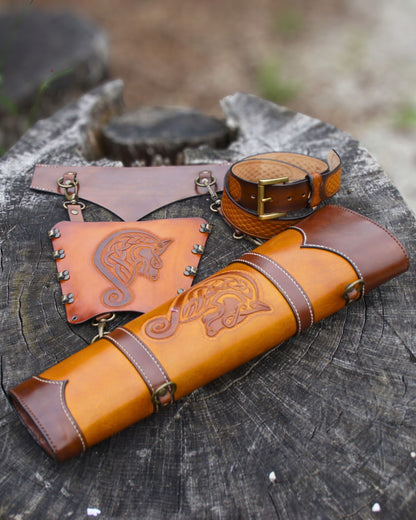 Handgefertigter Leder-Armschutz mit keltischem Wolf, verstellbar und ergonomisch