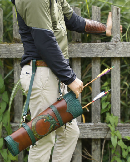 Traditioneller Leder-Köcher – handgefertigt mit Punzierung -  keltischer Drache