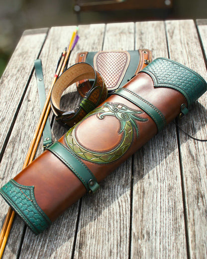 Traditioneller Leder-Köcher – handgefertigt mit Punzierung -  keltischer Drache