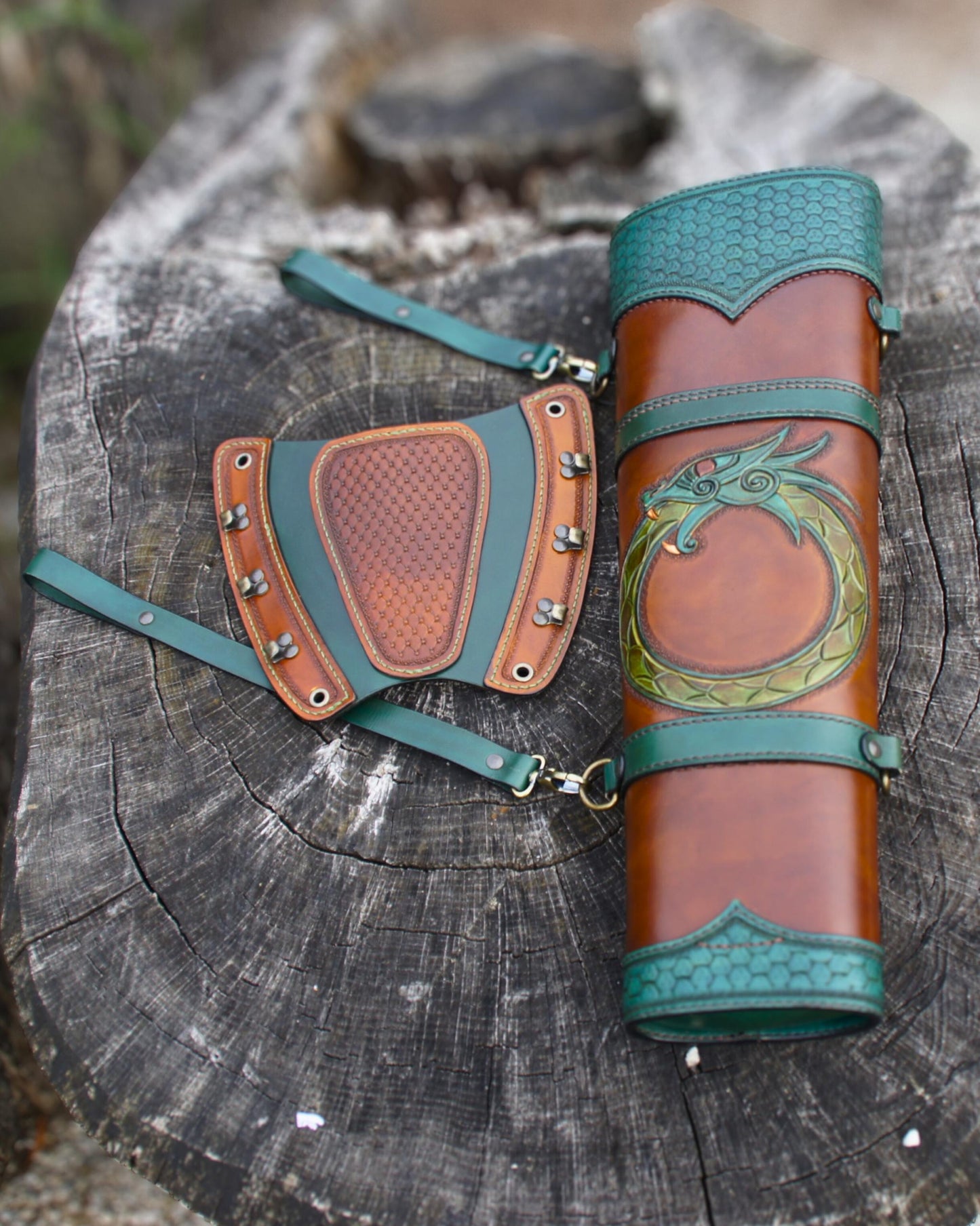 Traditioneller Leder-Köcher – handgefertigt mit Punzierung -  keltischer Drache
