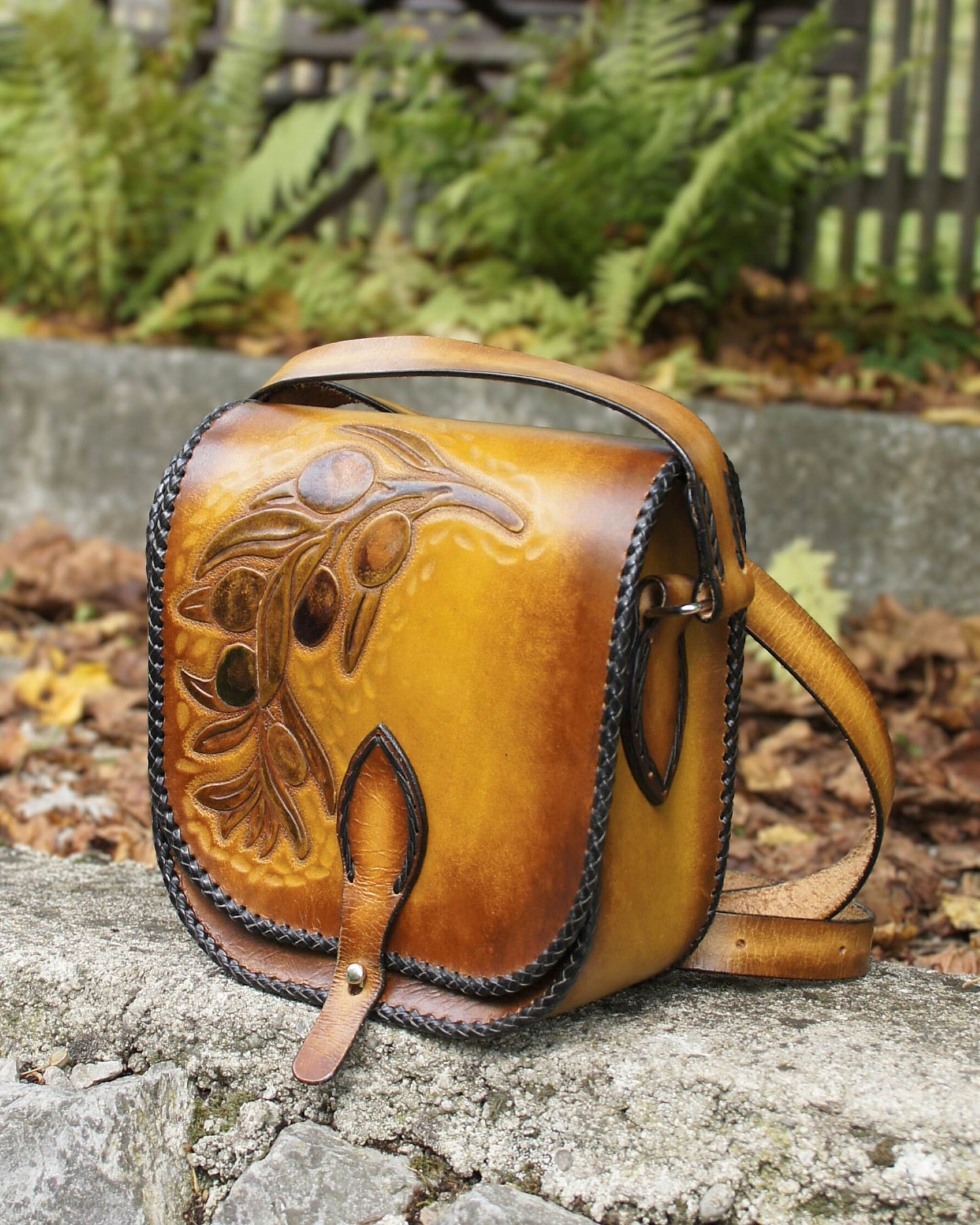 Handgemachte, rustikale Leder-Umhängetasche – Olivenzweig Motiv