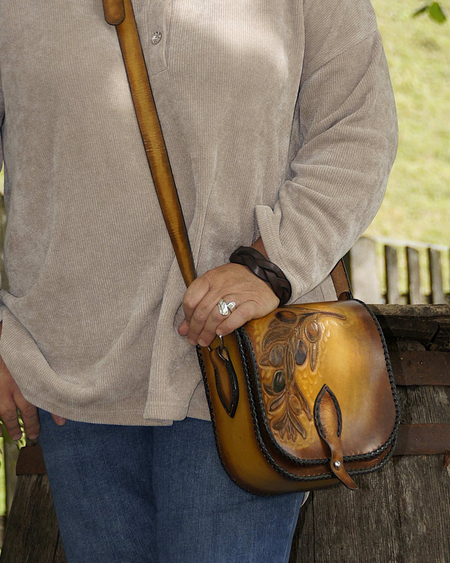 Handgemachte, rustikale Leder-Umhängetasche – Olivenzweig Motiv