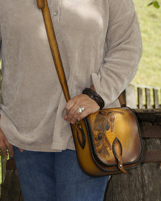 Handgemachte, rustikale Leder-Umhängetasche – Olivenzweig Motiv
