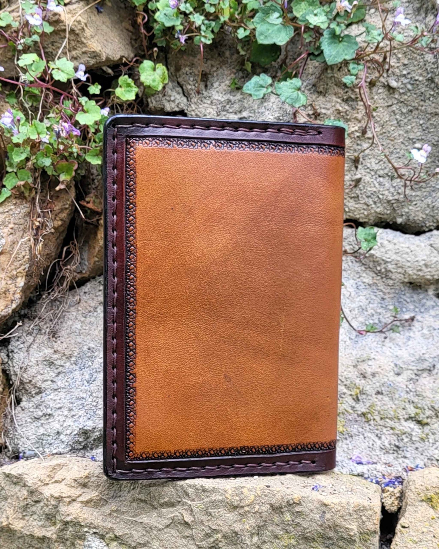 Handgefertigte Lederhülle für Reisepass