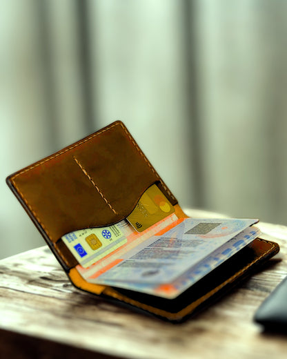 Handgefertigte Lederhülle für Reisepass
