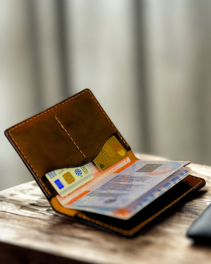 Handgefertigte Lederhülle für Reisepass