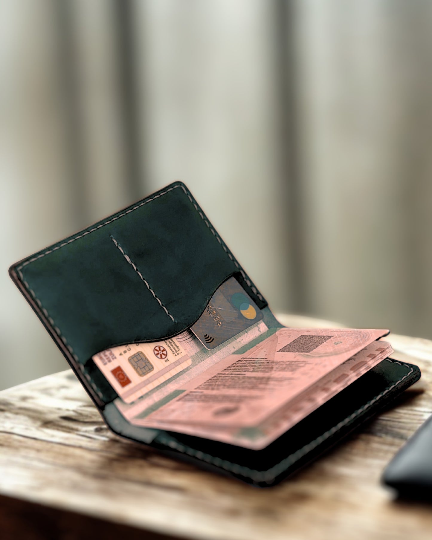 Handgefertigte Lederhülle für Reisepass