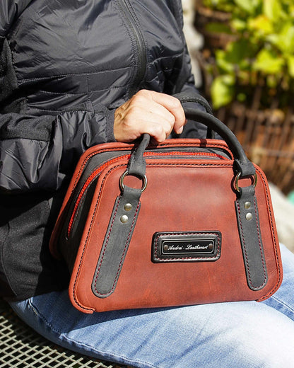 Handgemachte Lederhandtasche, Mini - Bowling Bag, sportlich - elegantes Design