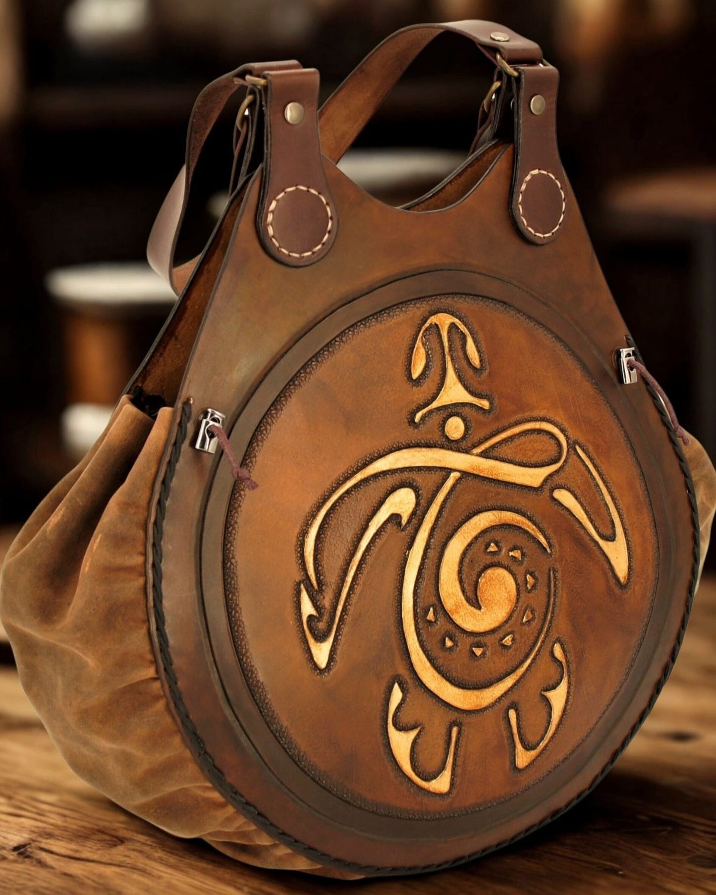 Handgefertigte Boho Umhängetasche, rund mit Schildkröten-Prägung