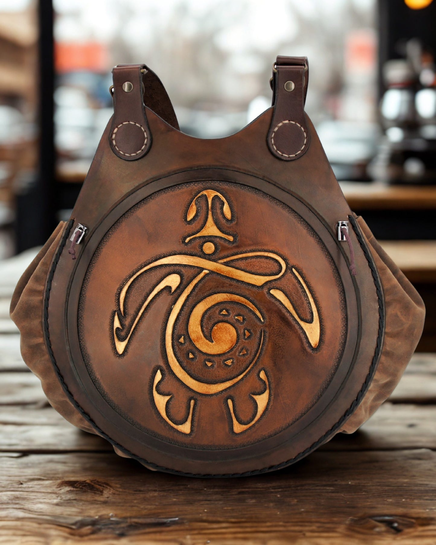 Handgefertigte Boho Umhängetasche, rund mit Schildkröten-Prägung