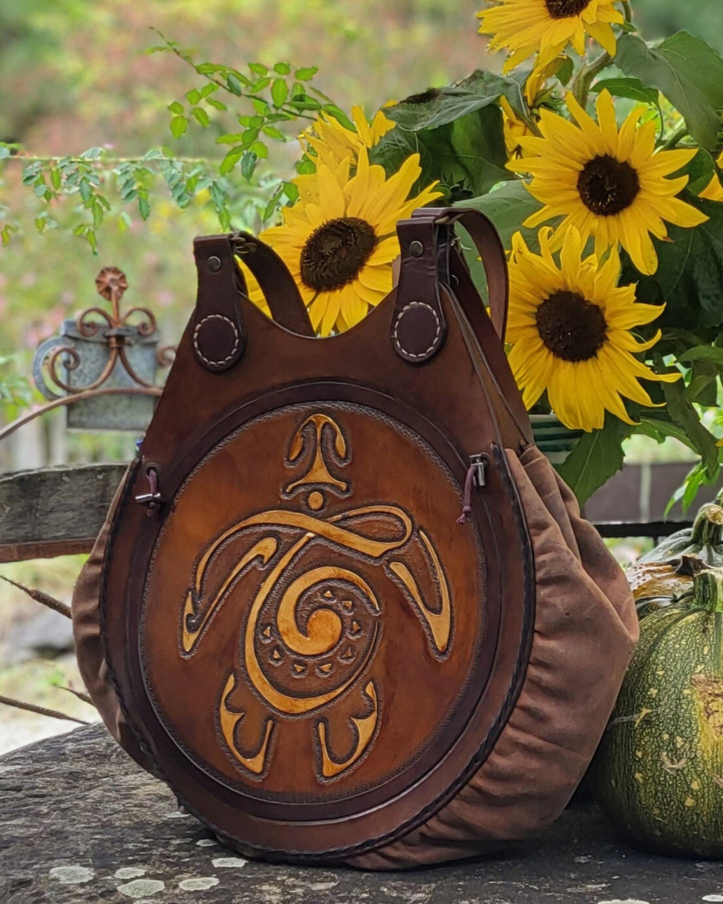 Handgefertigte Boho Umhängetasche, rund mit Schildkröten-Prägung