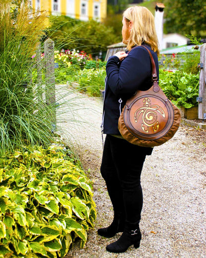 Handgefertigte Boho Umhängetasche, rund mit Schildkröten-Prägung