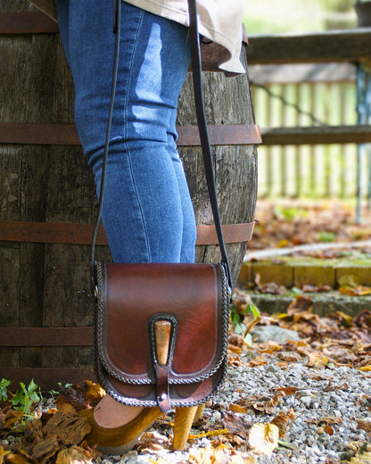 Handgemachte, rustikale Leder-Umhängetasche mit fossilen Korallen