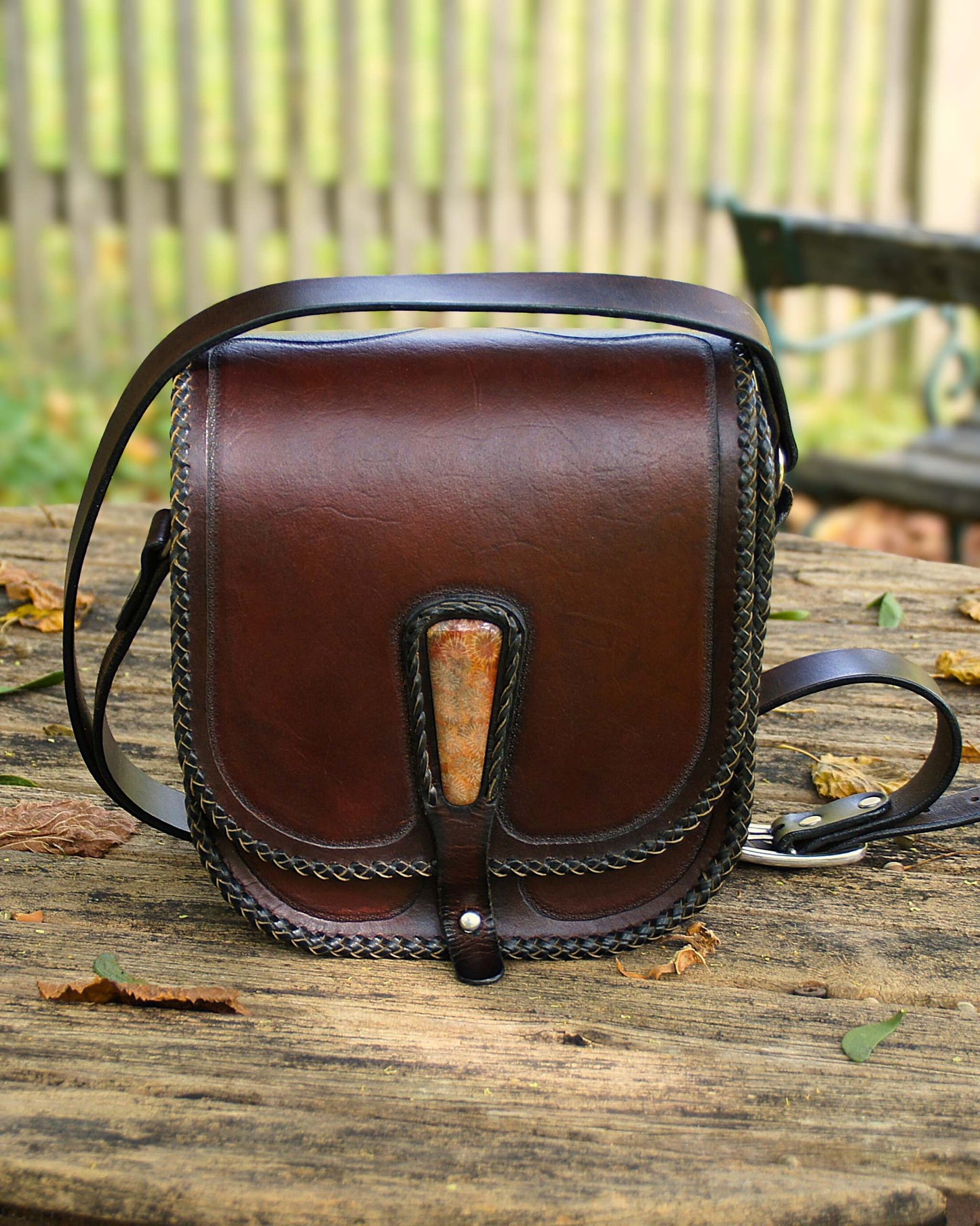 Handgemachte, rustikale Leder-Umhängetasche mit fossilen Korallen