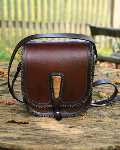 Handgemachte, rustikale Leder-Umhängetasche mit fossilen Korallen