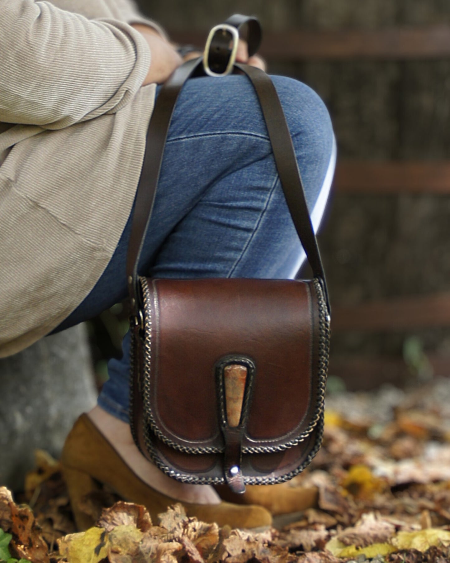 Handgemachte, rustikale Leder-Umhängetasche mit fossilen Korallen