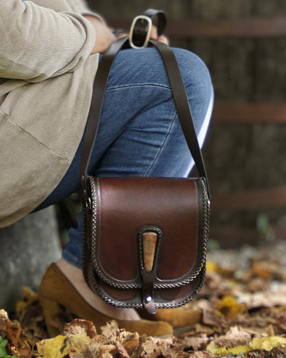 Handgemachte, rustikale Leder-Umhängetasche mit fossilen Korallen