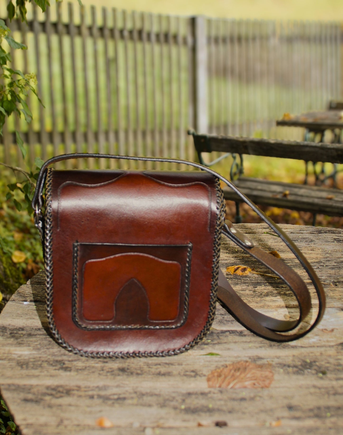 Handgemachte, rustikale Leder-Umhängetasche mit fossilen Korallen