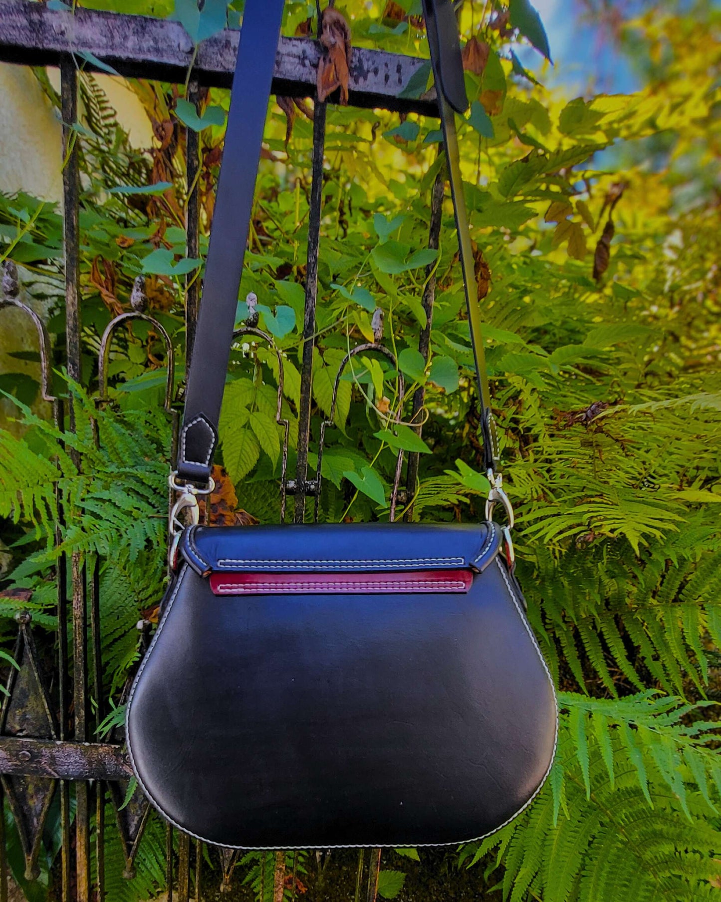 Handgefertigte schwarze Leder-Umhängetasche mit Ornament-Cutouts