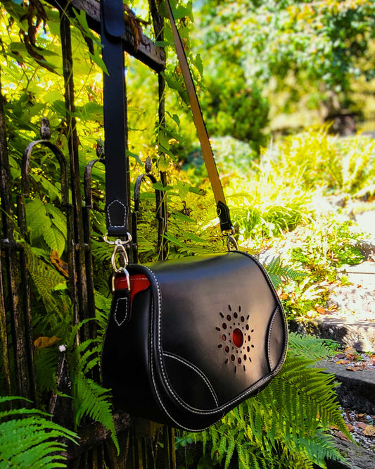 Handgefertigte schwarze Leder-Umhängetasche mit Ornament-Cutouts