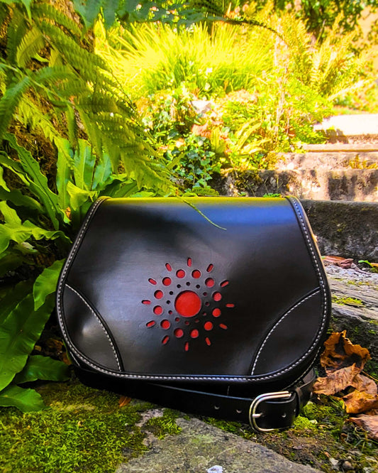 Handgefertigte schwarze Leder-Umhängetasche mit Ornament-Cutouts