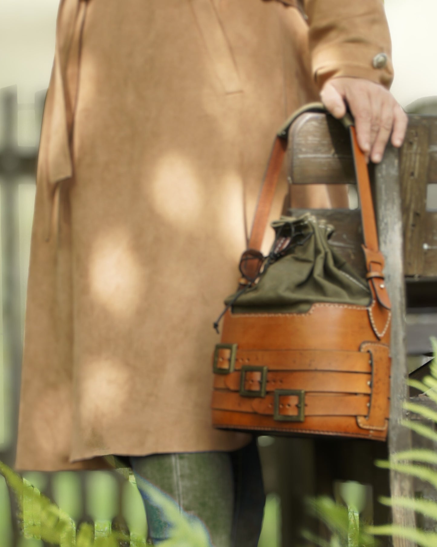 Handgefertigte Bucket Bag aus Glatt- und Veloursleder im Vintage Stil