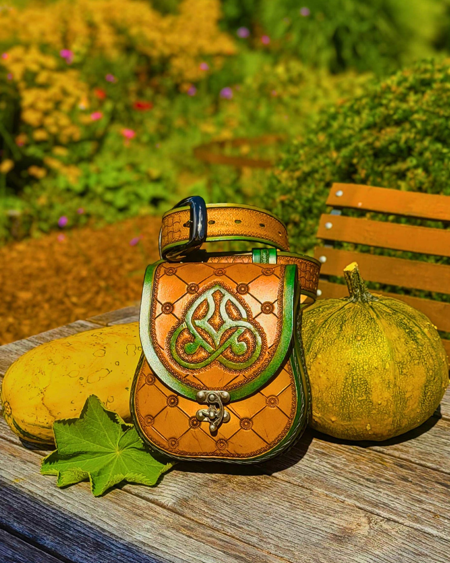 Handgefertigte Gürteltasche aus Leder mit keltischem Motiv