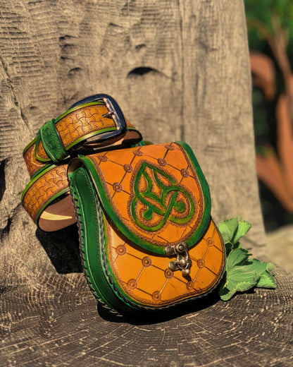 Handgefertigte Gürteltasche aus Leder mit keltischem Motiv