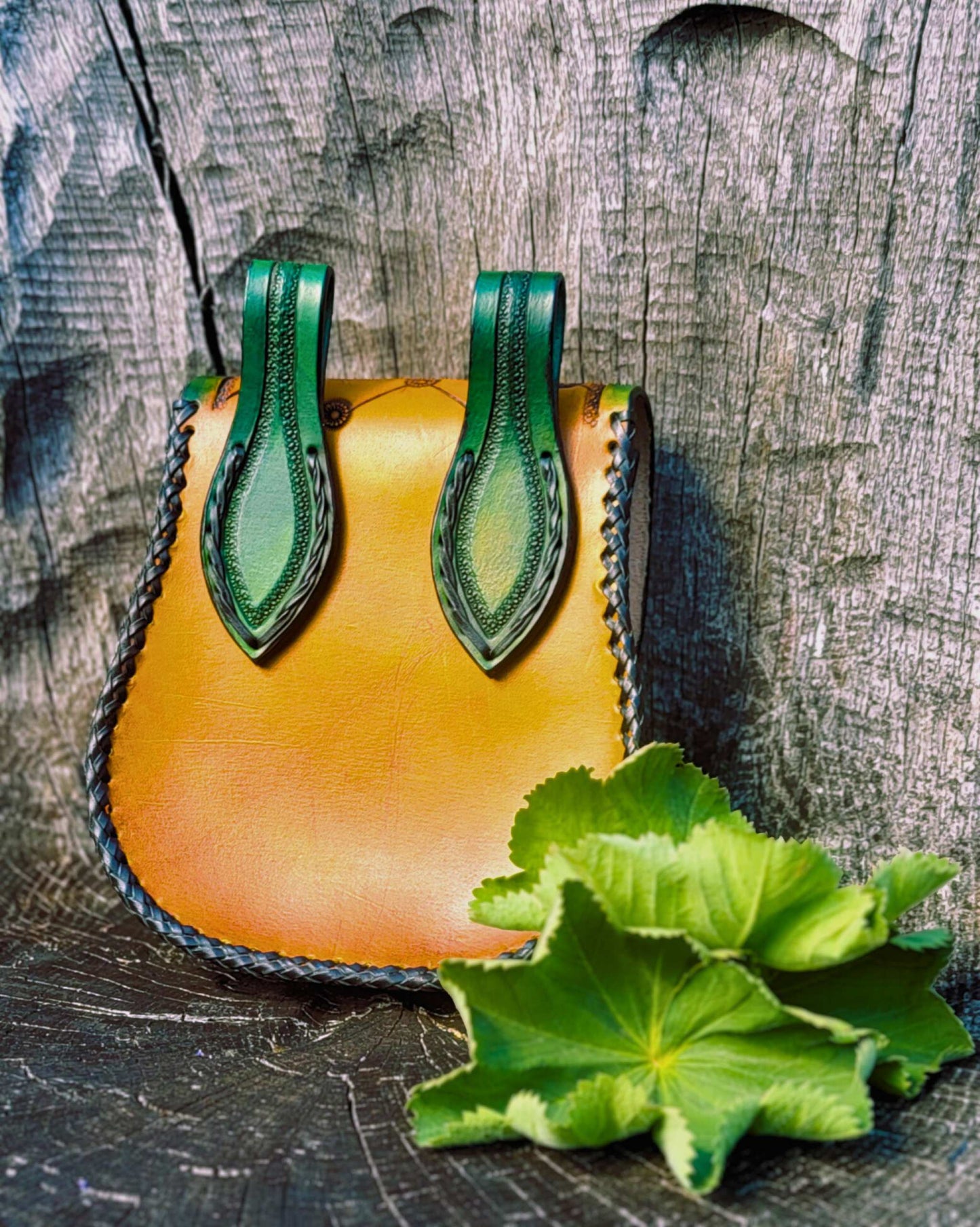 Handgefertigte Gürteltasche aus Leder mit keltischem Motiv