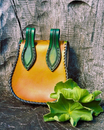Handgefertigte Gürteltasche aus Leder mit keltischem Motiv