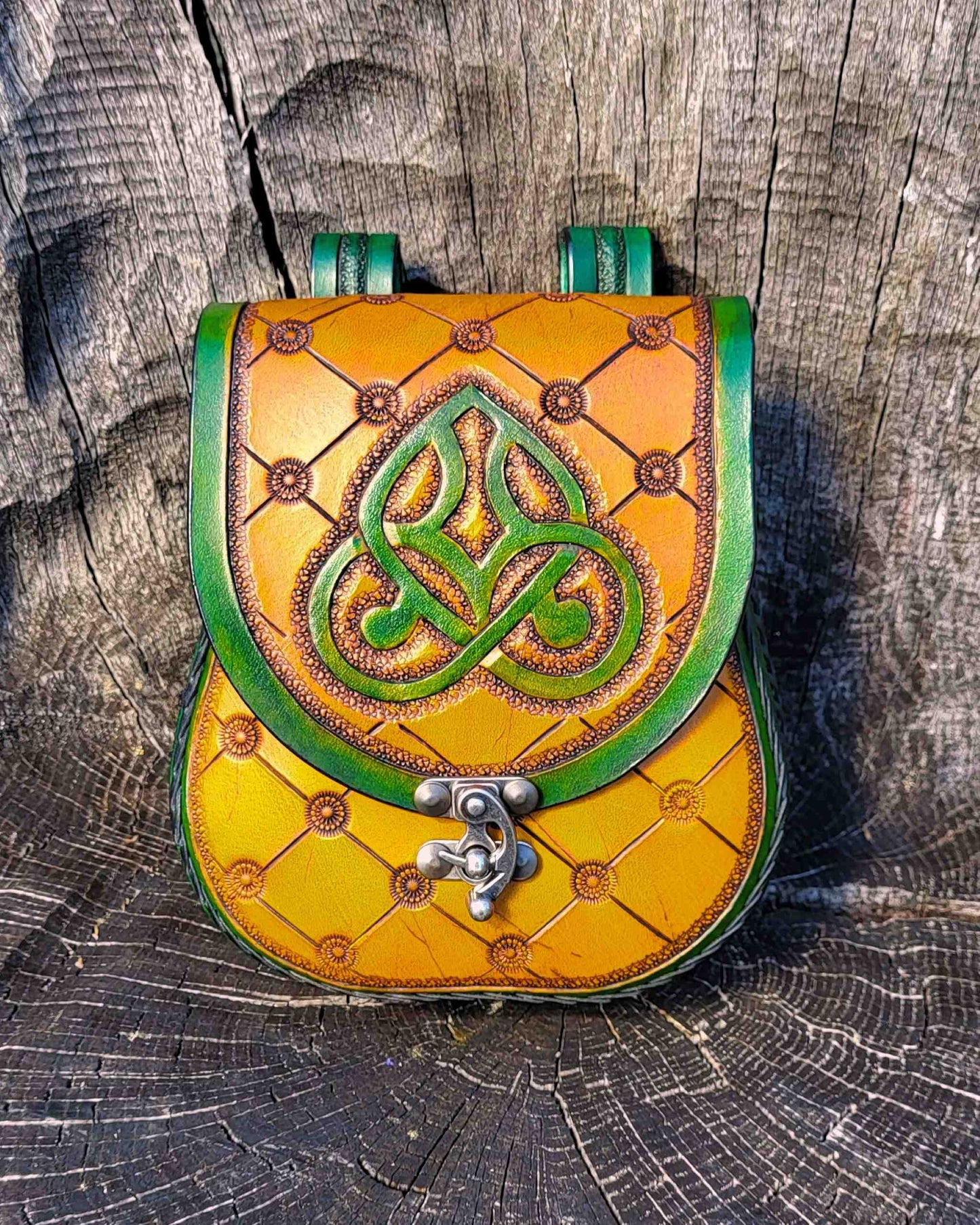 Handgefertigte Gürteltasche aus Leder mit keltischem Motiv