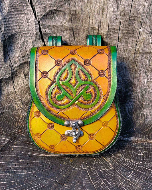Handgefertigte Gürteltasche aus Leder mit keltischem Motiv